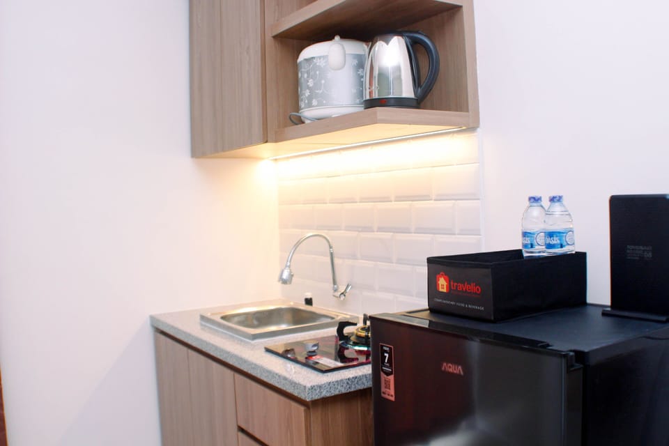 Deluxe Apartment | Private kitchen | Full-size fridge, stovetop