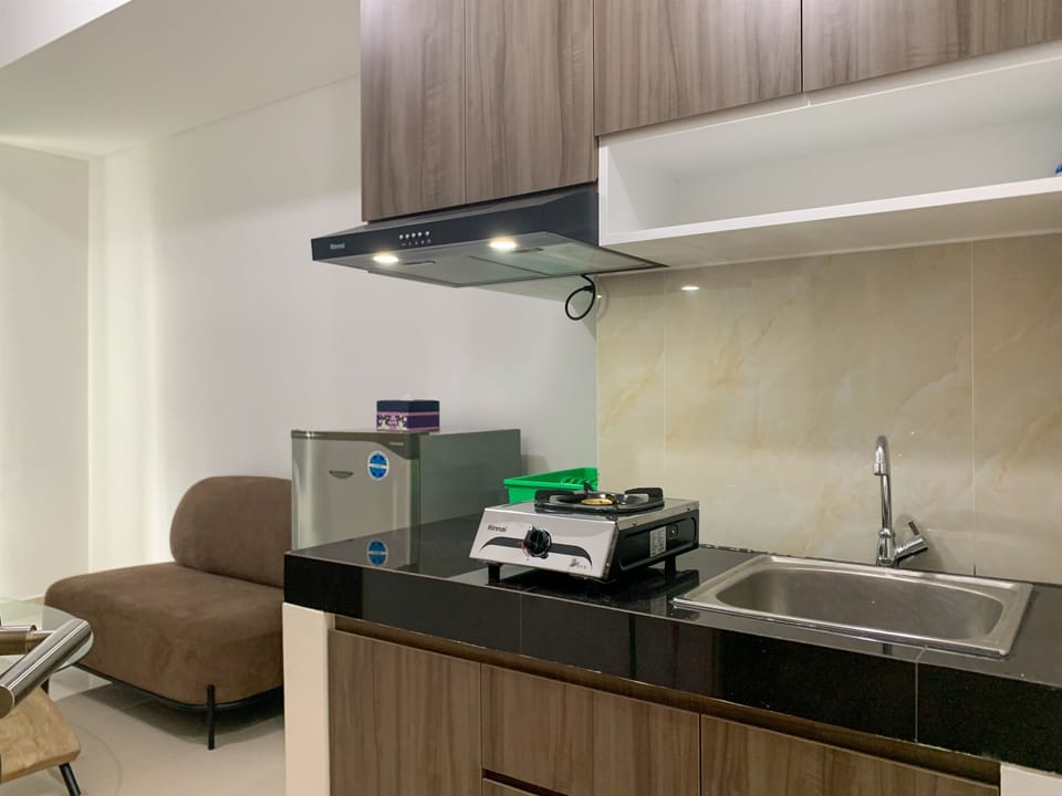 Deluxe Apartment | Private kitchen | Full-size fridge, stovetop