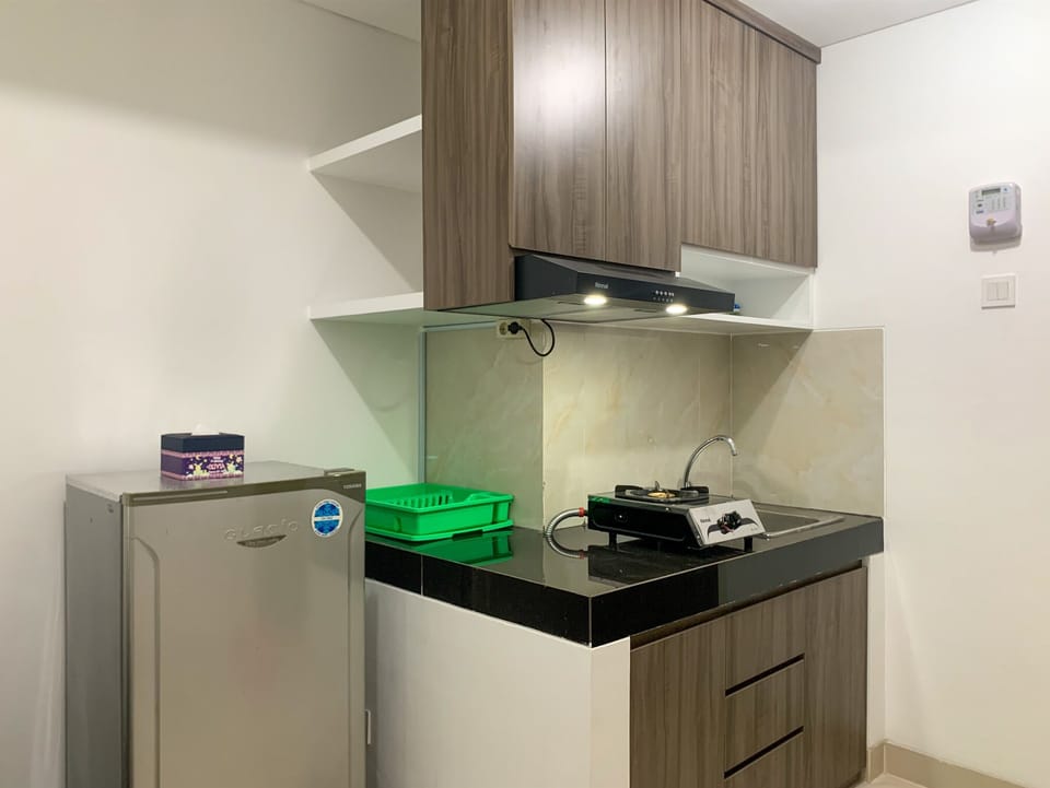 Deluxe Apartment | Private kitchen | Full-size fridge, stovetop