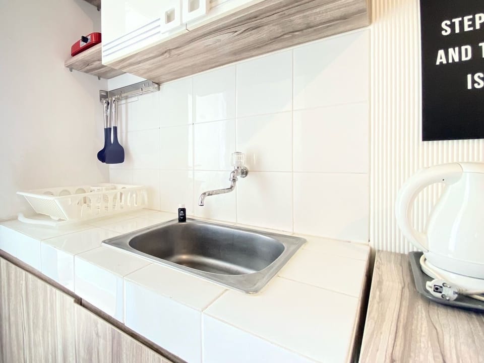 Deluxe Apartment | Private kitchen | Full-size fridge, stovetop