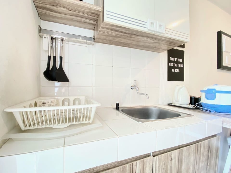 Deluxe Apartment | Private kitchen | Full-size fridge, stovetop