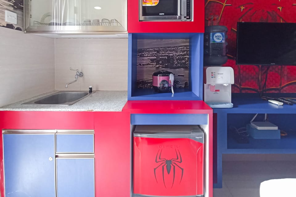 Deluxe Apartment | Private kitchen | Full-size fridge, stovetop