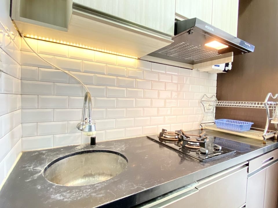 Deluxe Apartment | Private kitchen | Full-size fridge, stovetop