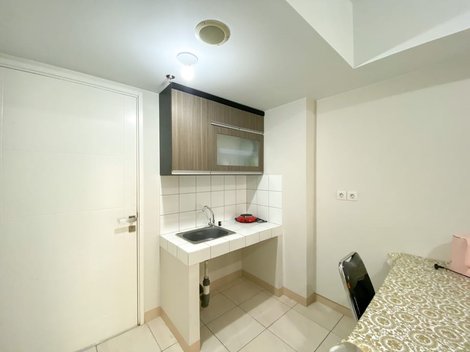 Deluxe Apartment | Private kitchen | Full-size fridge, stovetop
