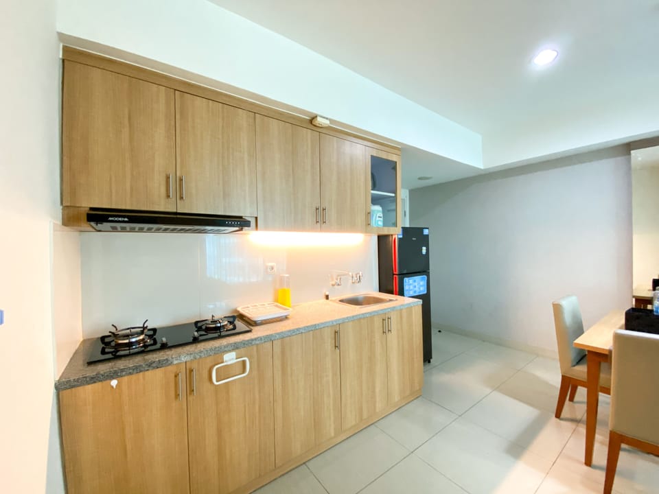 Deluxe Apartment | Private kitchen | Full-size fridge, stovetop