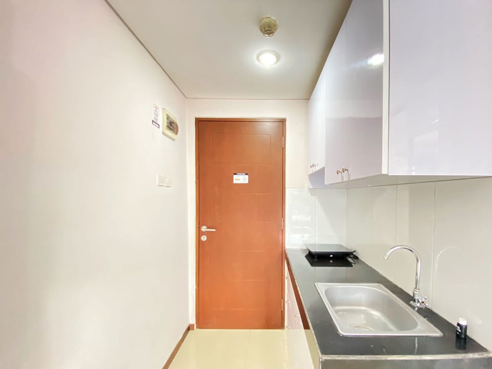 Deluxe Apartment | Private kitchen | Full-size fridge, stovetop