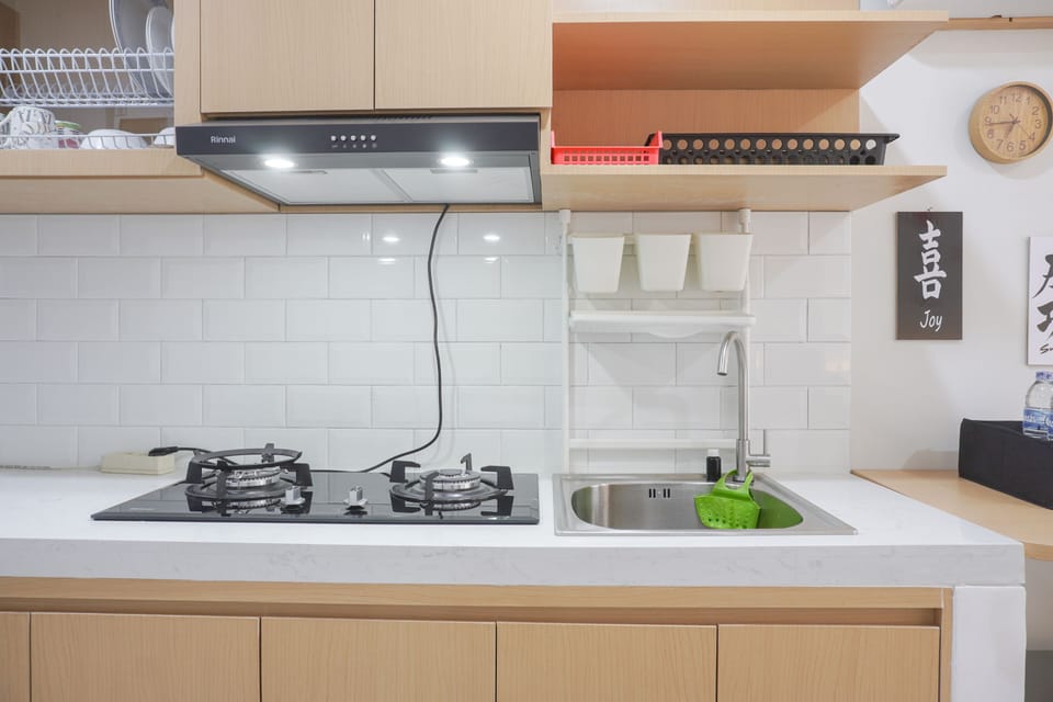 Deluxe Apartment | Private kitchen | Full-size fridge, stovetop