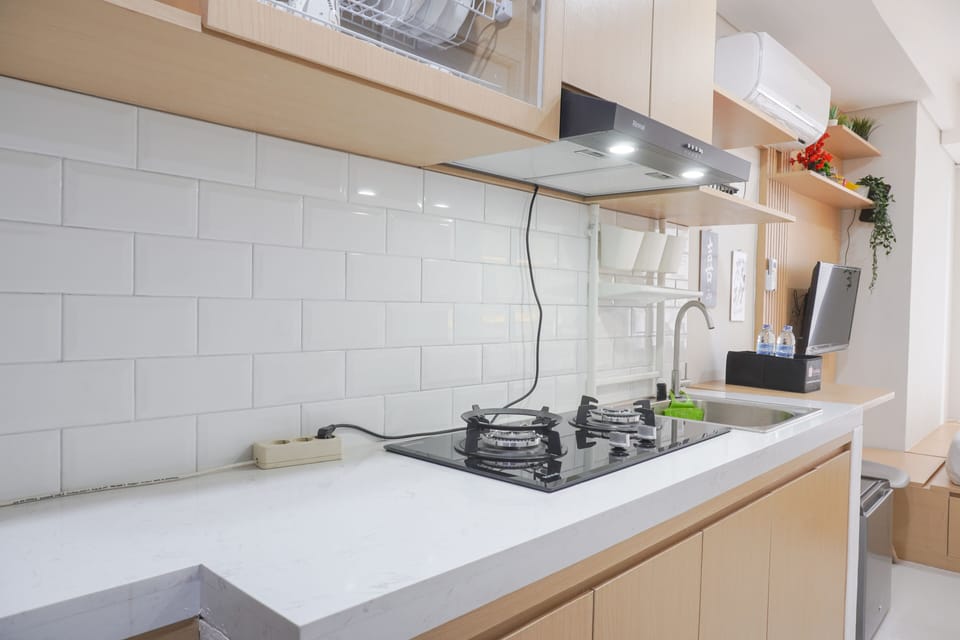 Deluxe Apartment | Private kitchen | Full-size fridge, stovetop