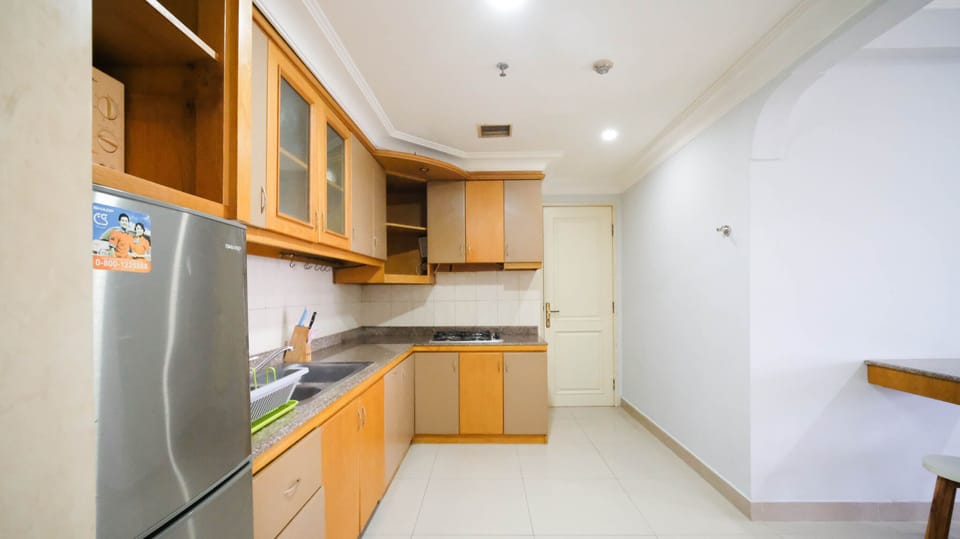 Deluxe Apartment | Private kitchen | Full-size fridge, stovetop