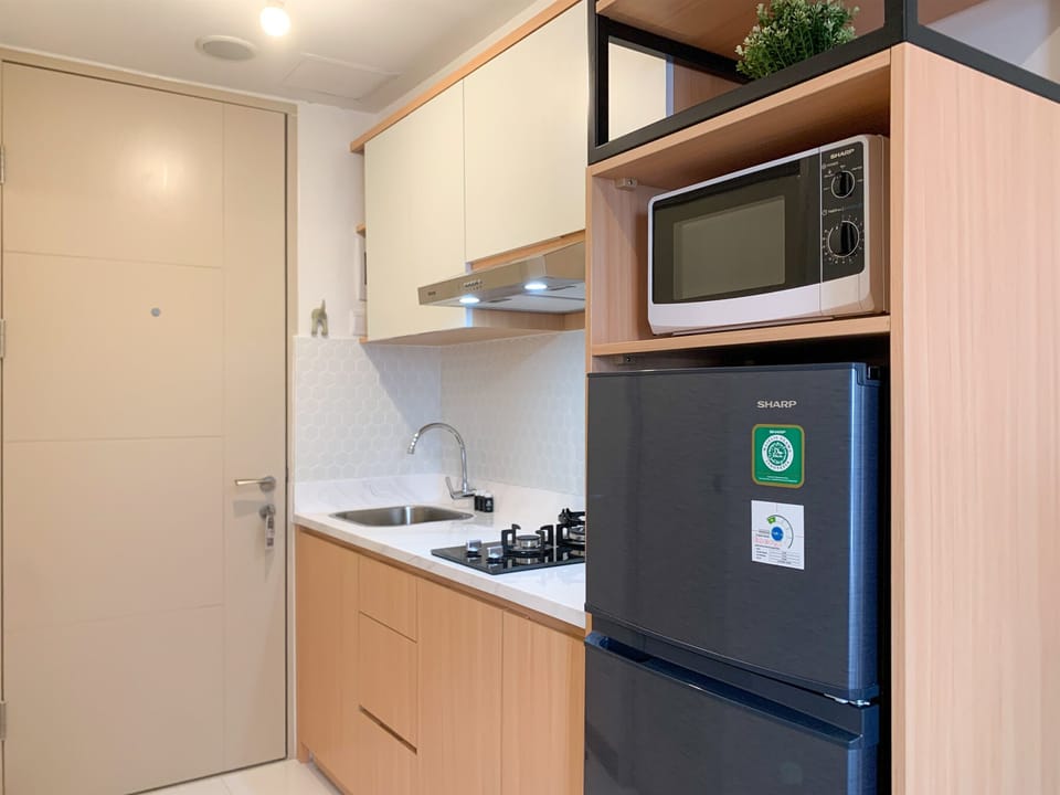Deluxe Apartment | Private kitchen | Full-size fridge, stovetop