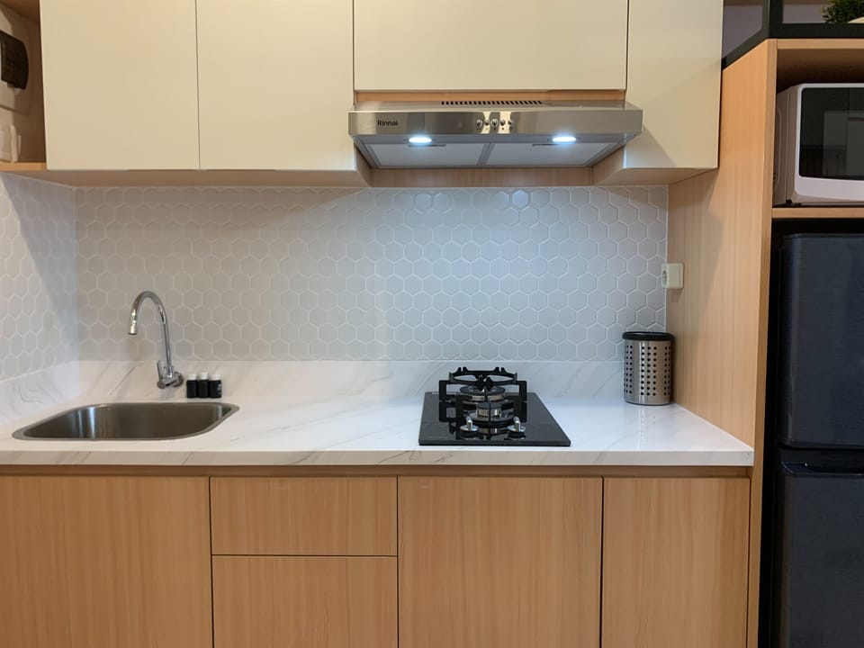 Deluxe Apartment | Private kitchen | Full-size fridge, stovetop