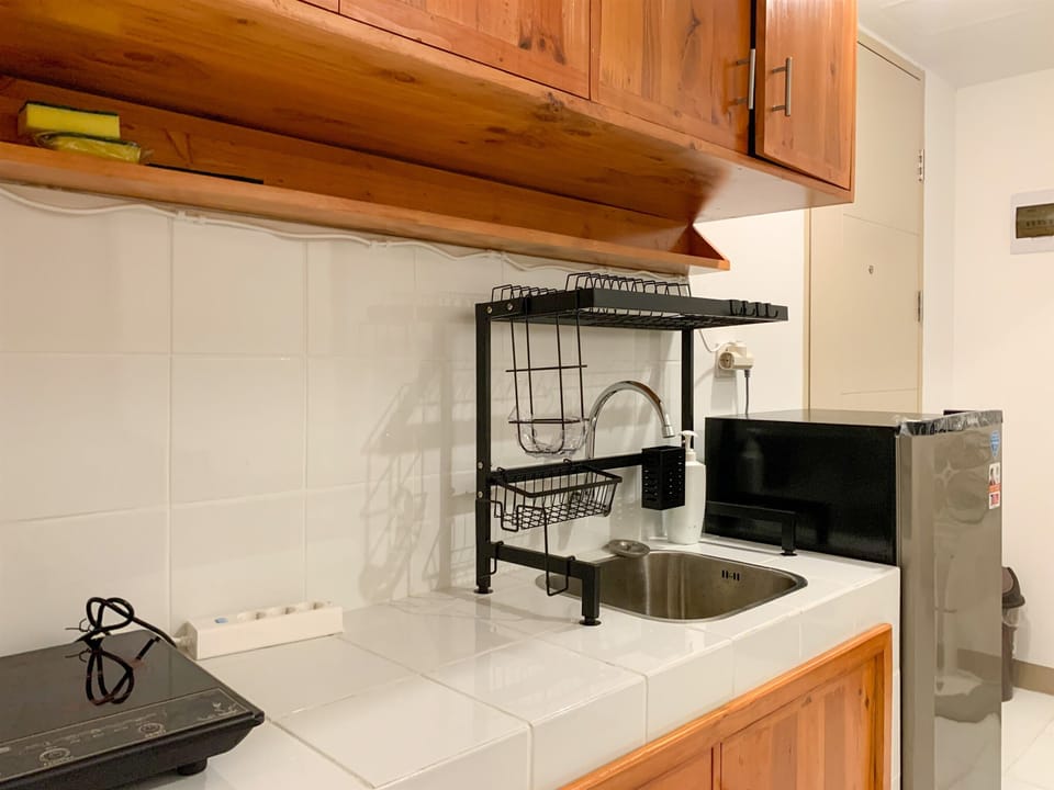 Deluxe Apartment | Private kitchen | Full-size fridge, stovetop