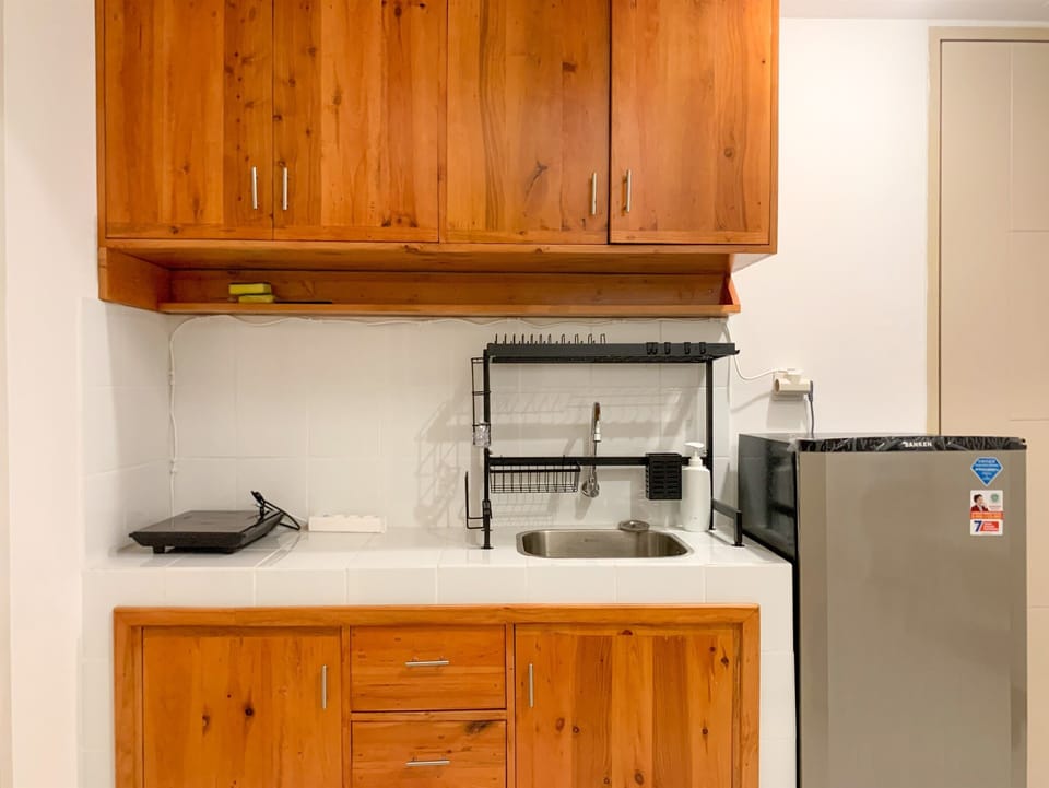 Deluxe Apartment | Private kitchen | Full-size fridge, stovetop