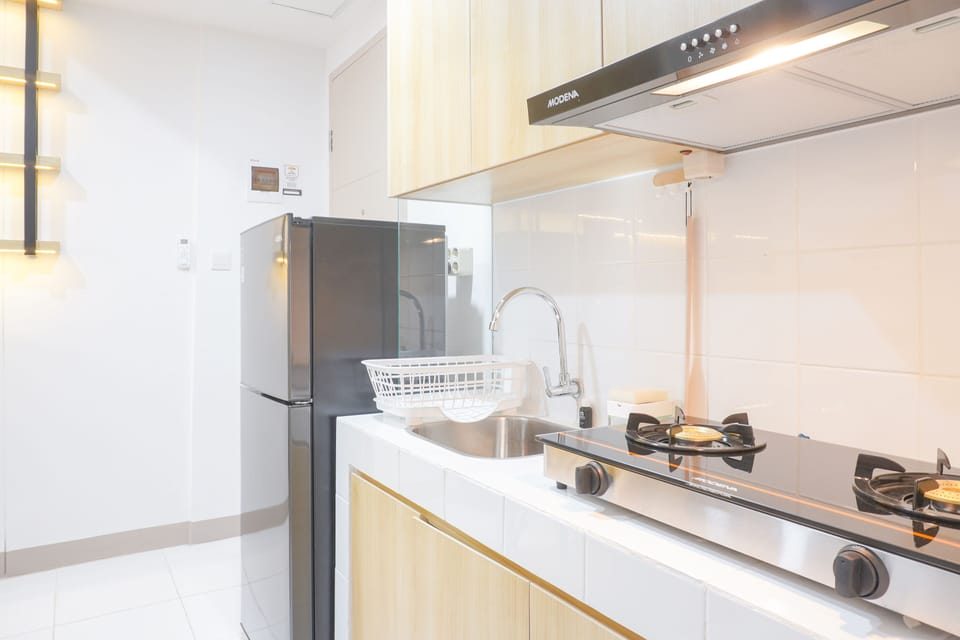 Deluxe Apartment | Private kitchen | Full-size fridge, stovetop