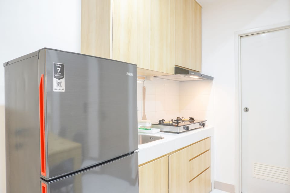 Deluxe Apartment | Private kitchen | Full-size fridge, stovetop