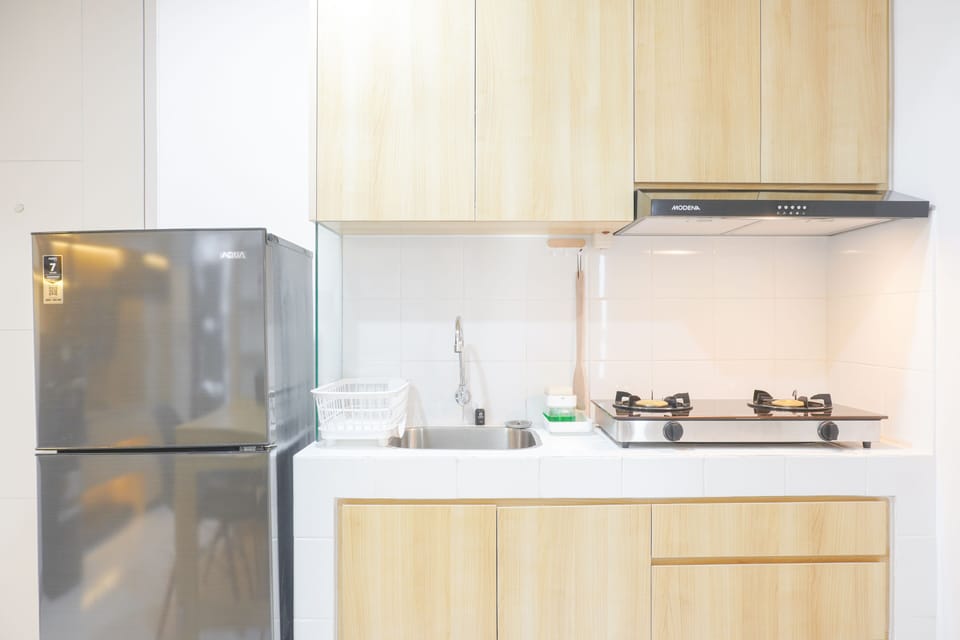 Deluxe Apartment | Private kitchen | Full-size fridge, stovetop