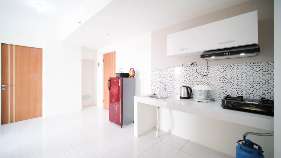 Deluxe Apartment | Private kitchen | Full-size fridge, stovetop