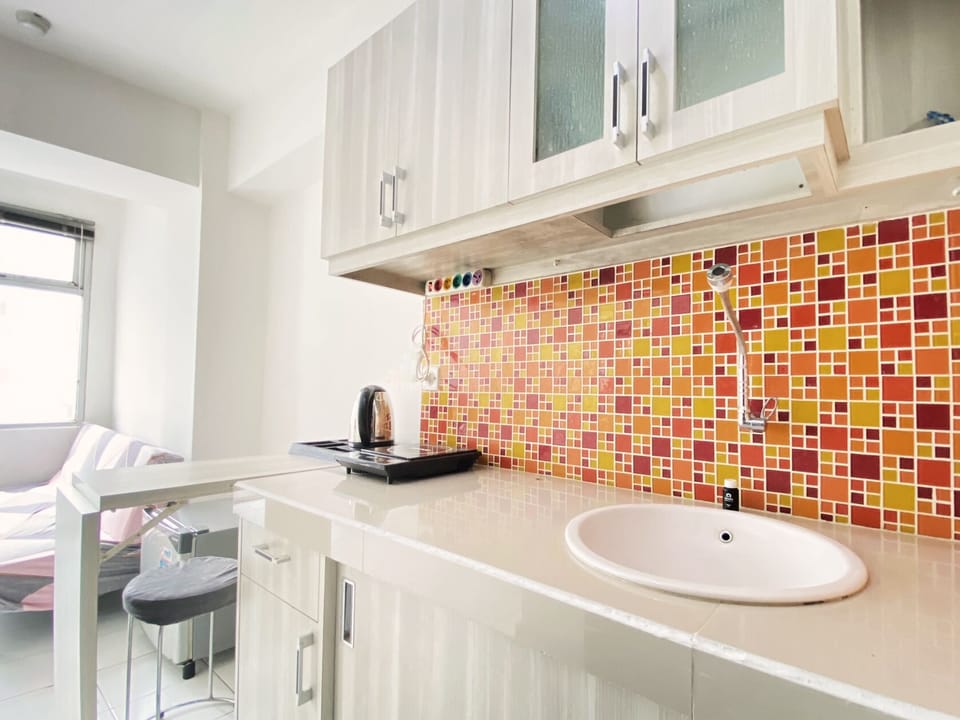 Deluxe Apartment | Private kitchen | Full-size fridge, stovetop