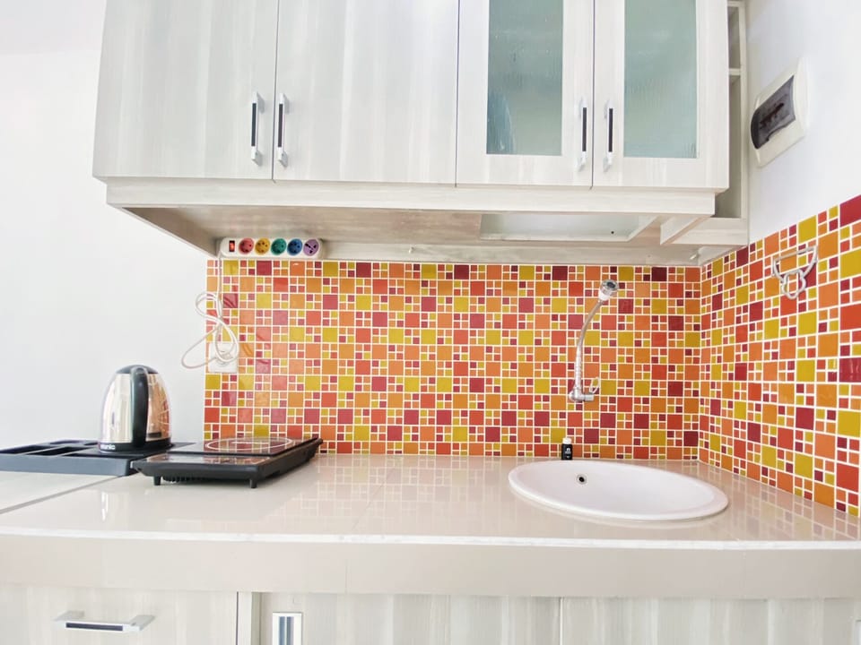 Deluxe Apartment | Private kitchen | Full-size fridge, stovetop