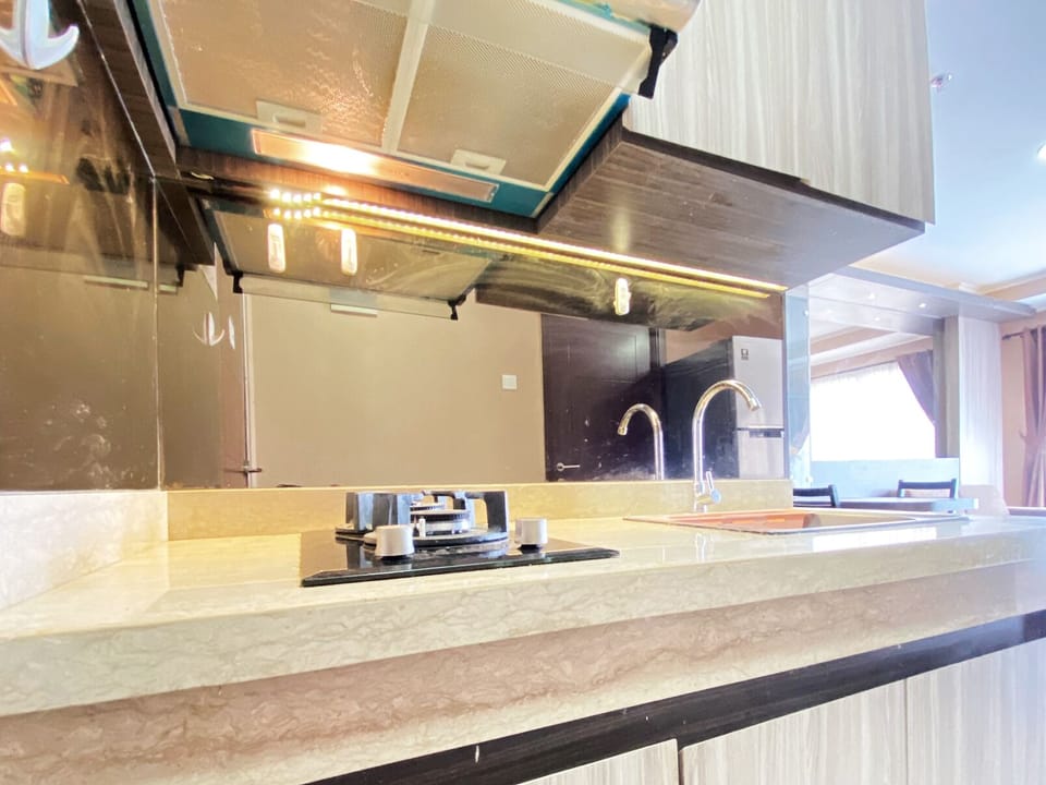 Deluxe Apartment | Private kitchen | Full-size fridge, stovetop