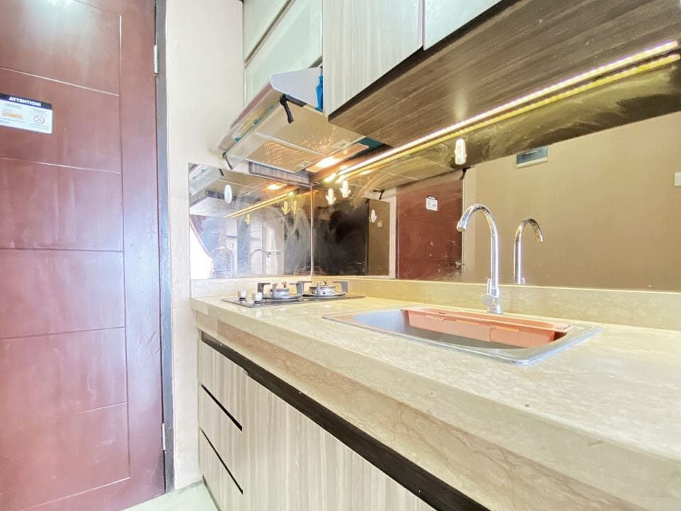 Deluxe Apartment | Private kitchen | Full-size fridge, stovetop