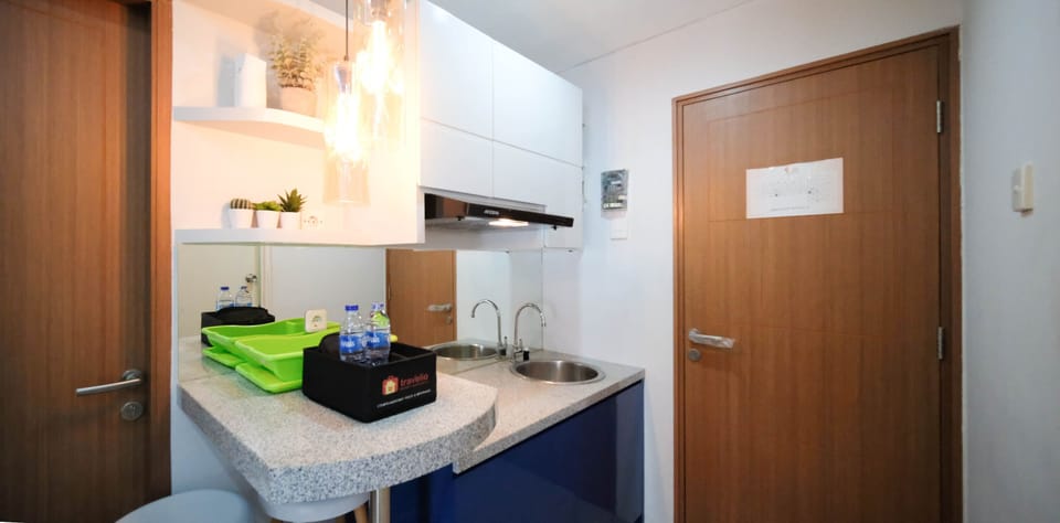 Deluxe Apartment | Private kitchen | Full-size fridge, stovetop