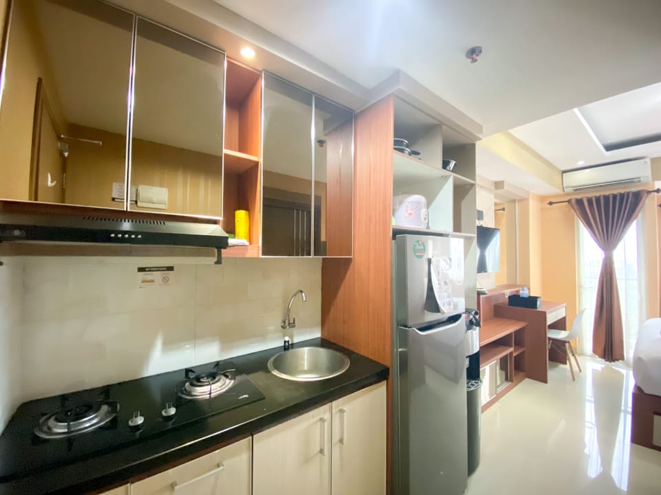 Deluxe Apartment | Private kitchen | Full-size fridge, stovetop