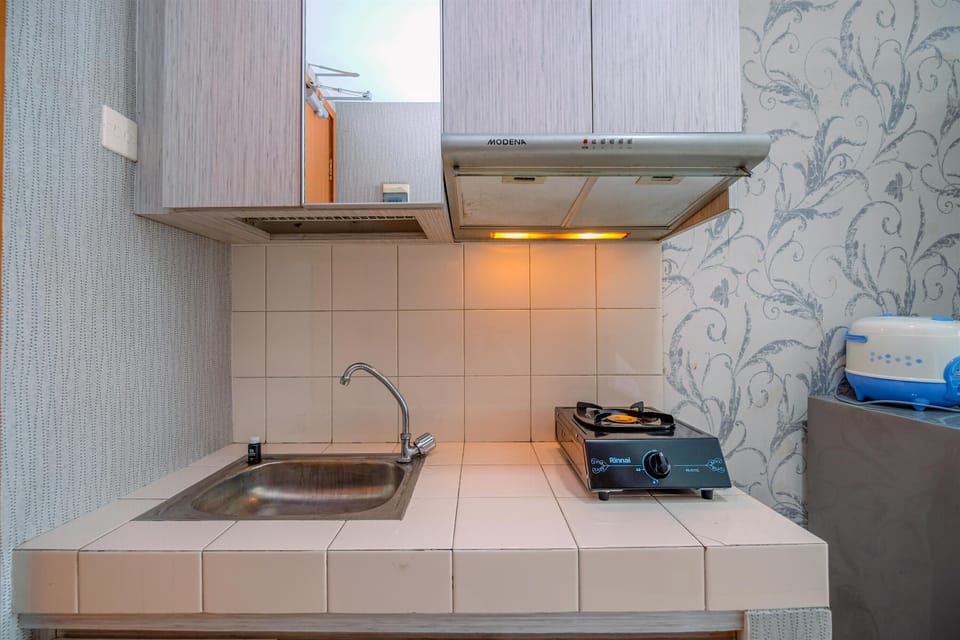 Deluxe Apartment | Private kitchen | Full-size fridge, stovetop