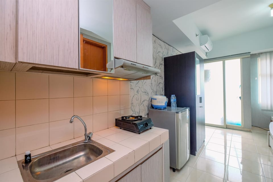 Deluxe Apartment | Private kitchen | Full-size fridge, stovetop