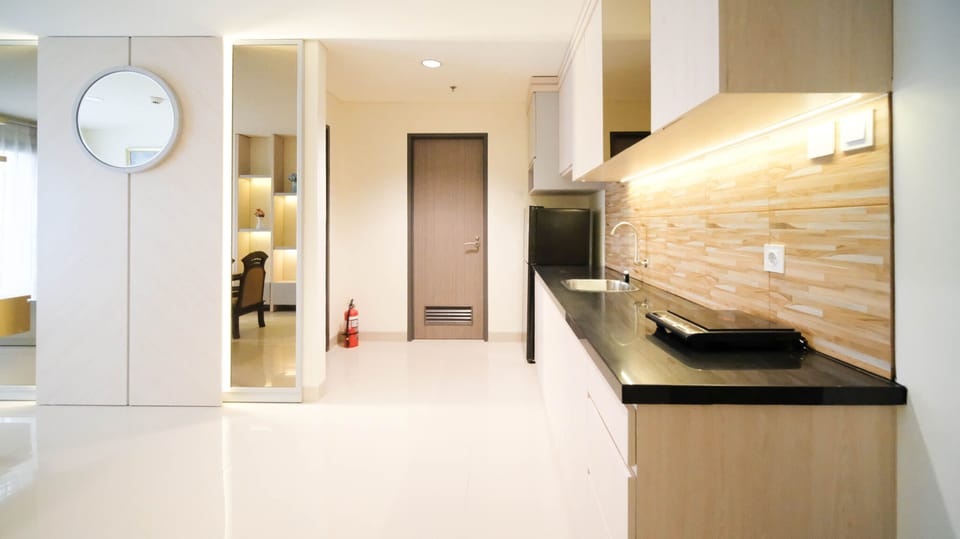 Deluxe Apartment | Private kitchen | Full-size fridge, stovetop