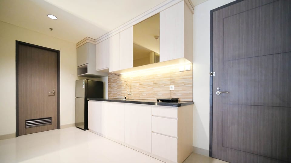 Deluxe Apartment | Private kitchen | Full-size fridge, stovetop