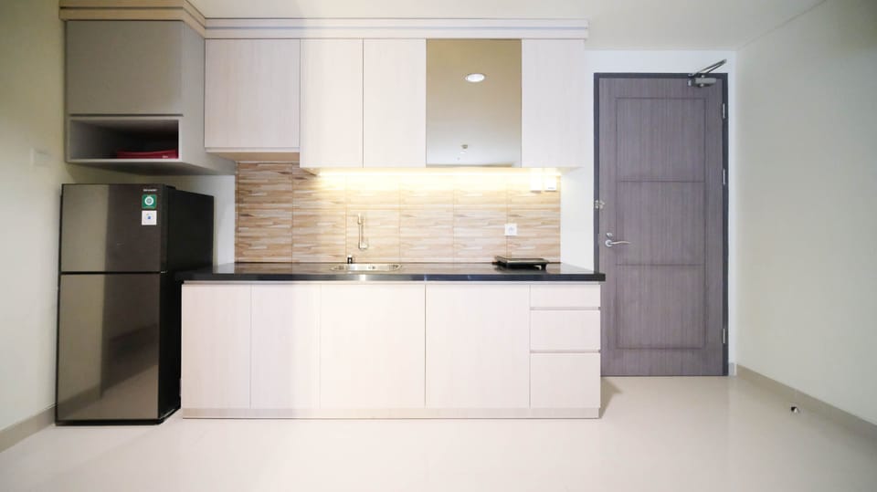 Deluxe Apartment | Private kitchen | Full-size fridge, stovetop