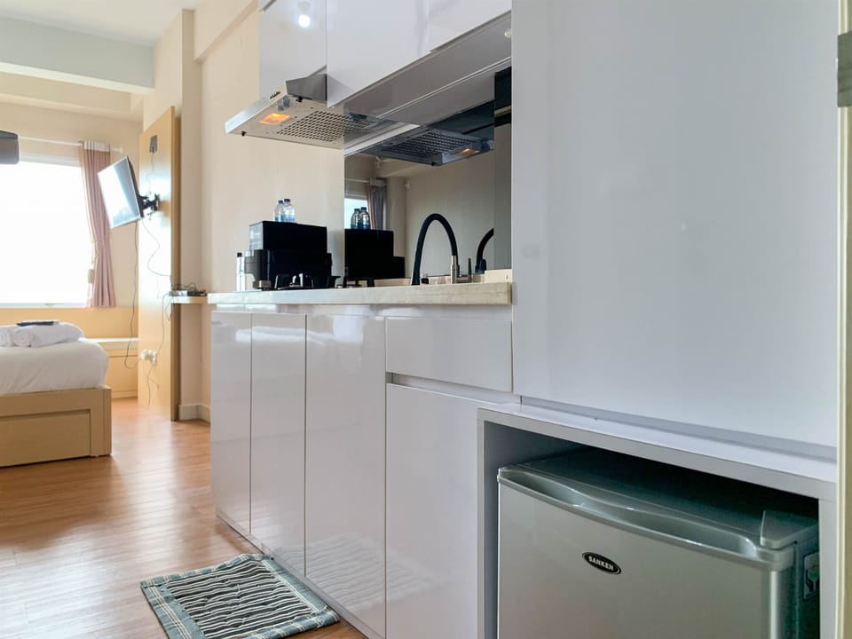 Deluxe Apartment | Private kitchen | Full-size fridge, stovetop
