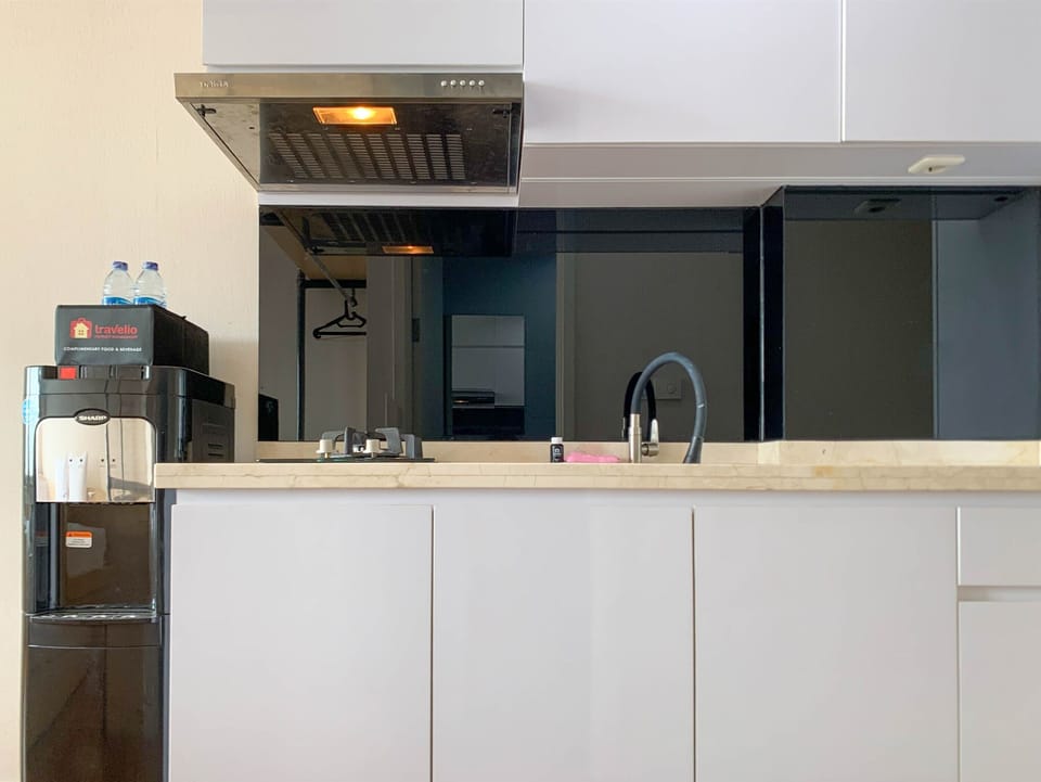Deluxe Apartment | Private kitchen | Full-size fridge, stovetop