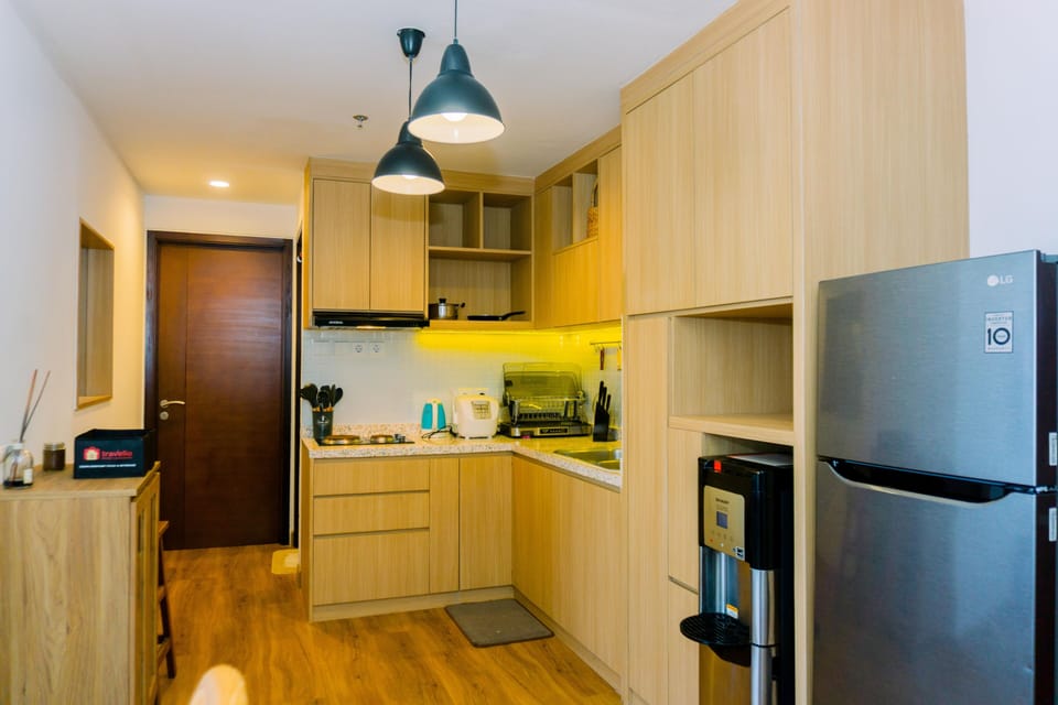 Deluxe Apartment | Private kitchen | Full-size fridge, stovetop