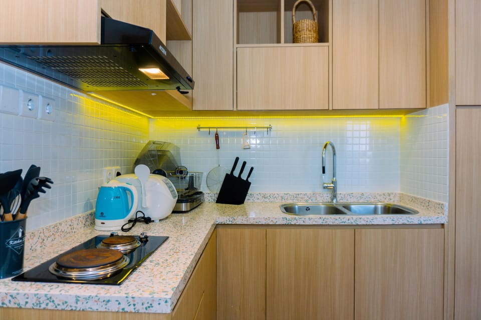 Deluxe Apartment | Private kitchen | Full-size fridge, stovetop
