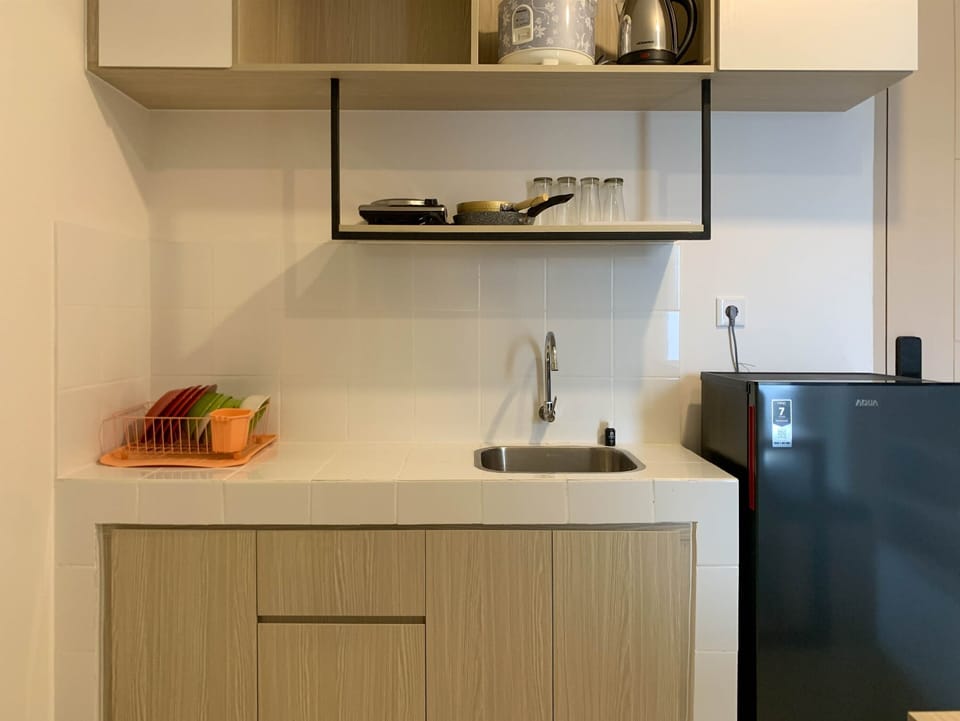 Deluxe Apartment | Private kitchen | Full-size fridge, stovetop
