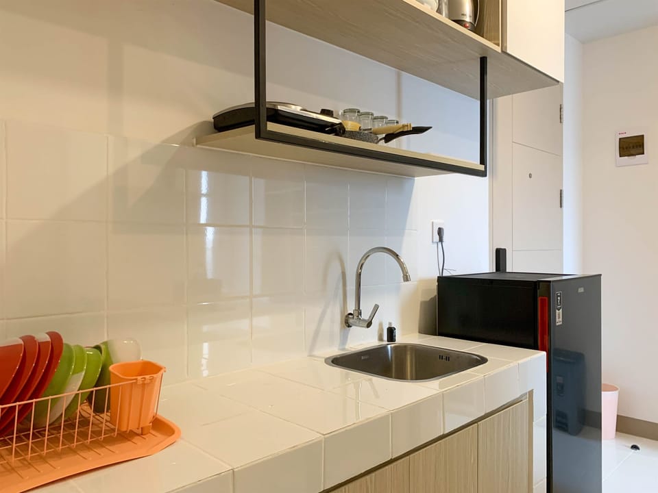 Deluxe Apartment | Private kitchen | Full-size fridge, stovetop