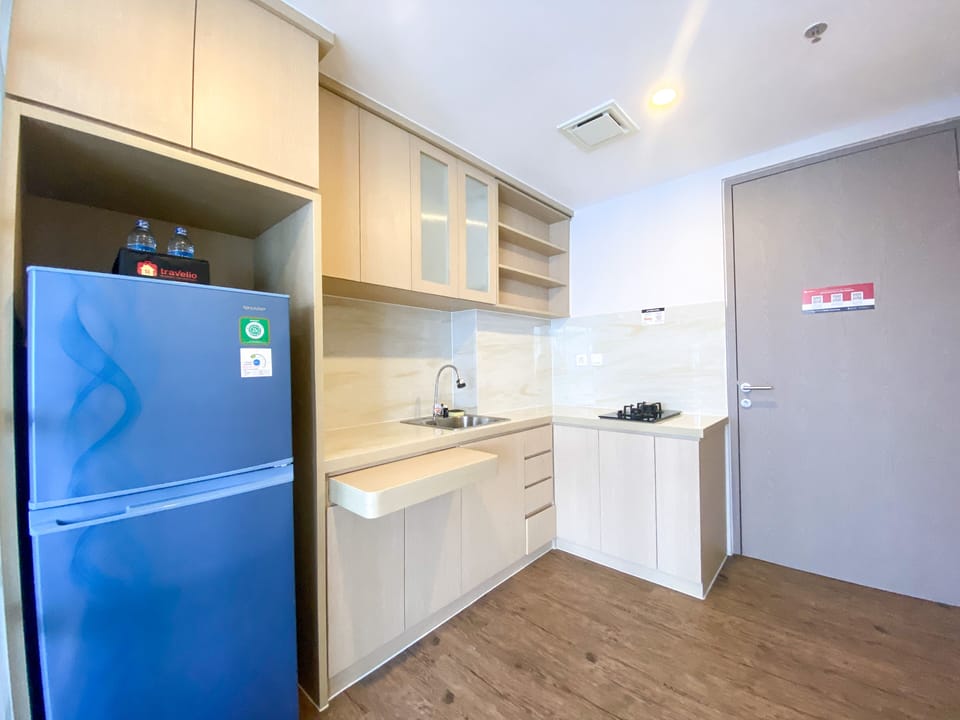 Deluxe Apartment | Private kitchen | Full-size fridge, stovetop