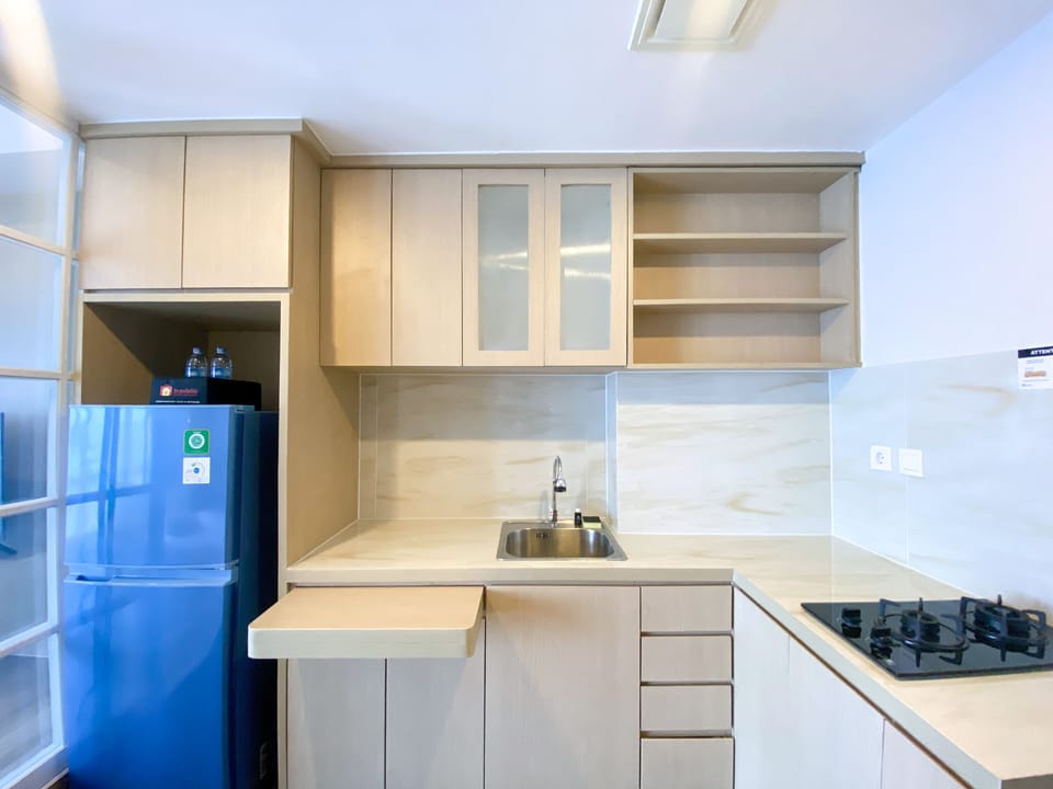Deluxe Apartment | Private kitchen | Full-size fridge, stovetop