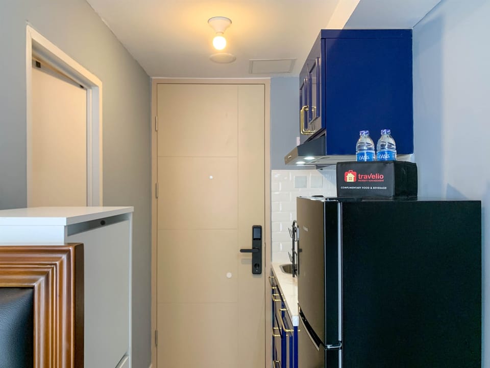 Deluxe Apartment | Private kitchen | Full-size fridge, stovetop
