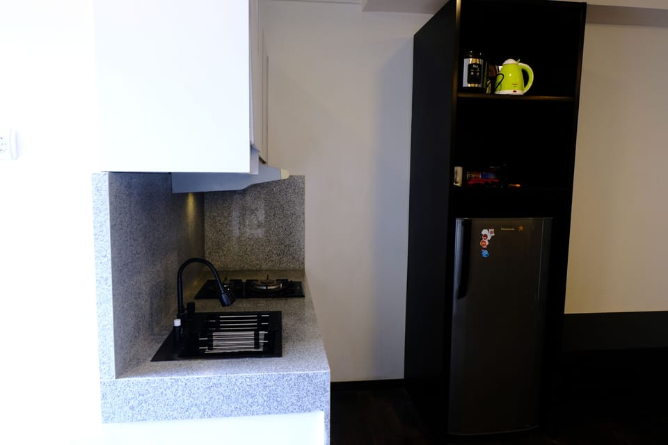 Deluxe Apartment | Private kitchen | Full-size fridge, stovetop