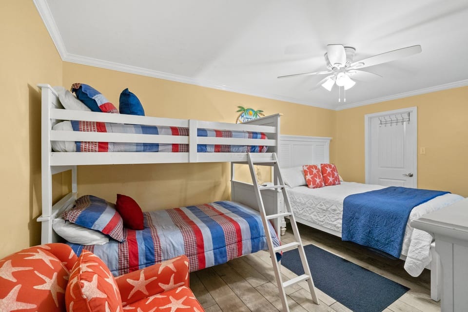 Twin over twin Bunk & Queen bed - *Age Restriction for the TOP bunk: We recommending that only children over the age of six use the top bunk.