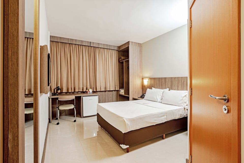Standard Room, Accessible | Minibar, in-room safe, desk, blackout drapes