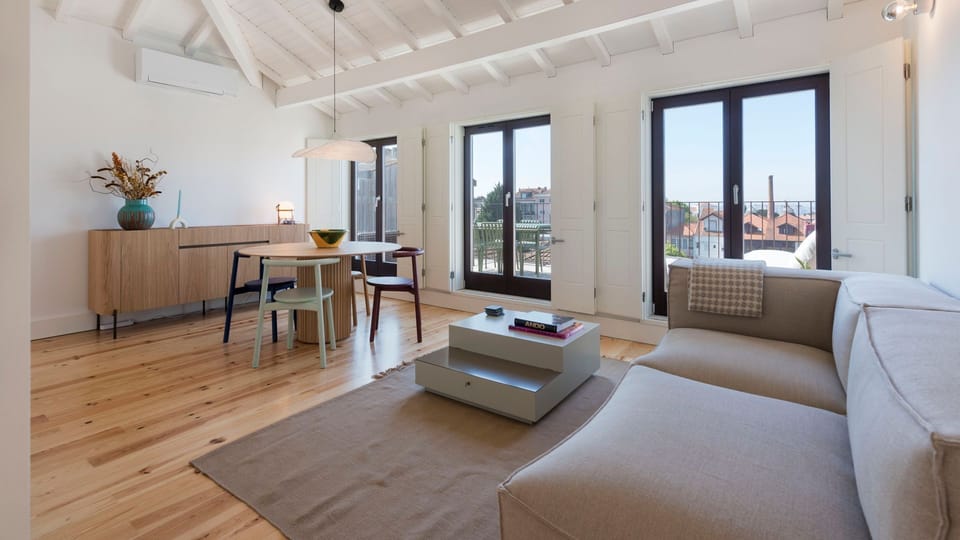 Stylish living room, decorated with unique furniture, with an AC unit to guarantee you'll have a comfortable stay all year round #gorgeous #stunning #lovelystay #airbnbporto