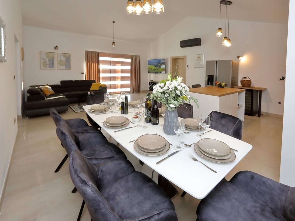 Villa | Dining