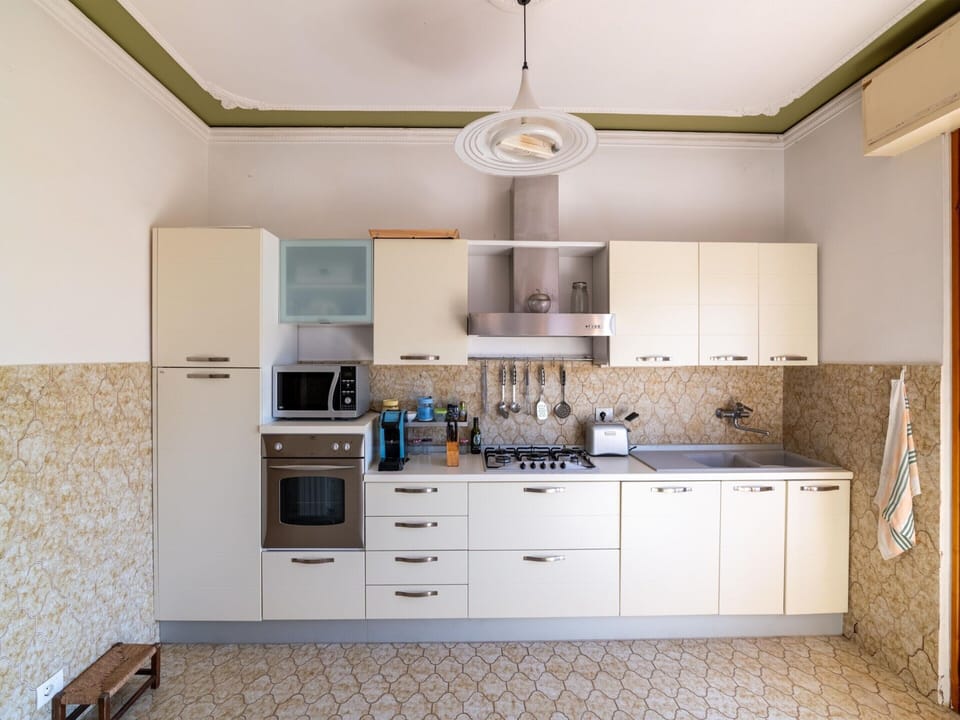 House | Private kitchen | Electric kettle, highchair