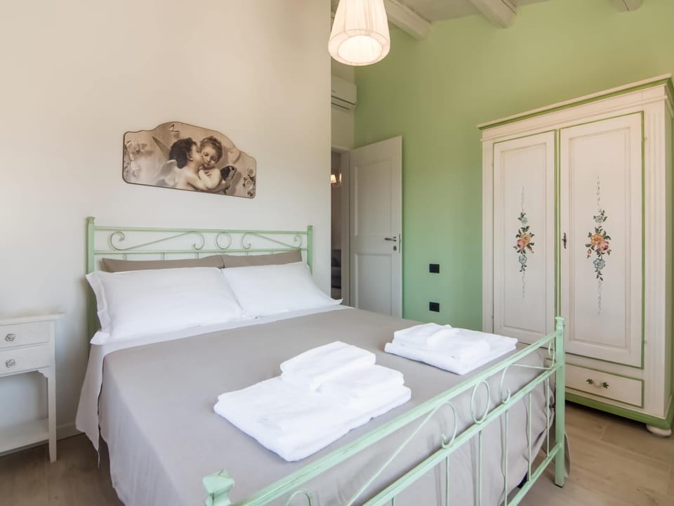House | 8 bedrooms, bed sheets