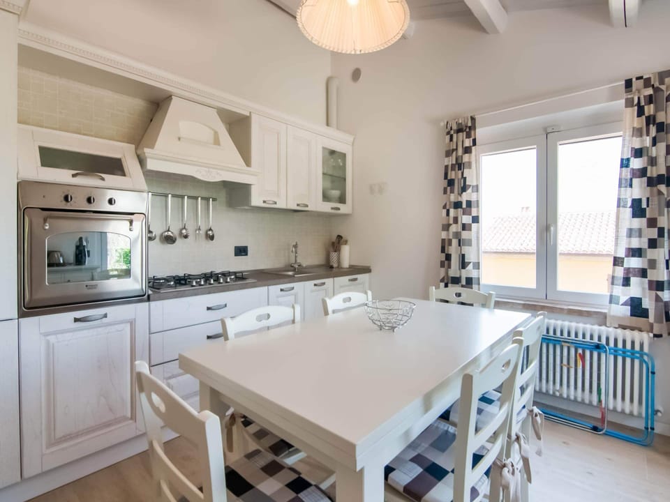 House | Private kitchen | Electric kettle, highchair