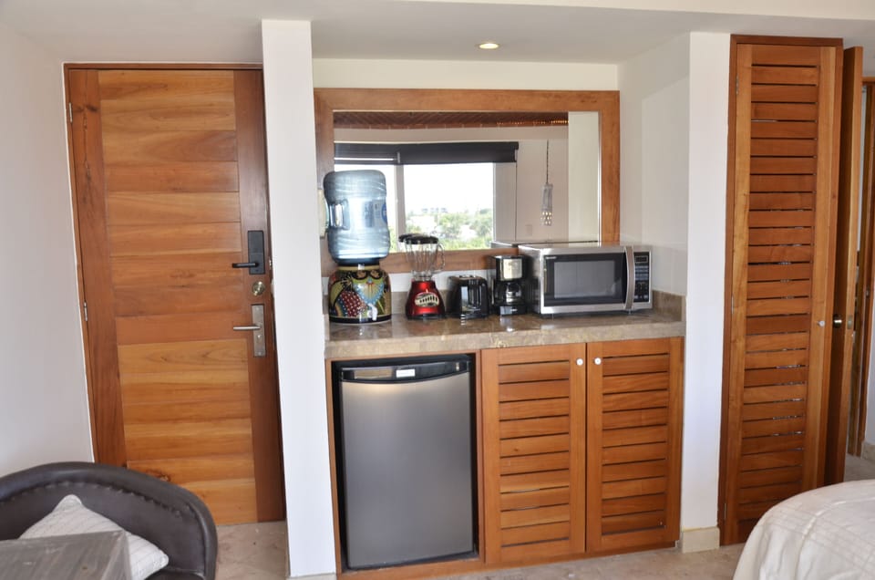 Deluxe Apartment | Private kitchen | Coffee/tea maker, dining tables